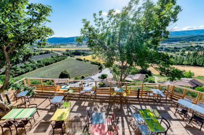 Page d’accueil du site web multilingue de l’hôtel Le Nesk en Provence Page d’accueil du site web multilingue de l’hôtel Le Nesk en Provence